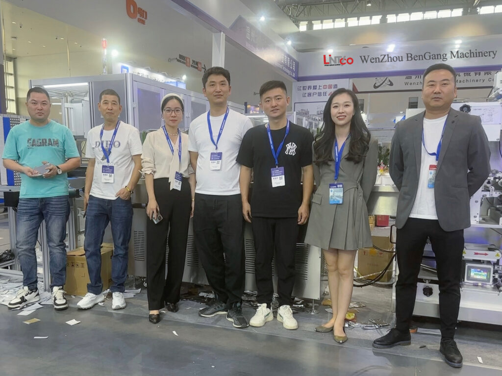 Nhân viên bán hàng Máy móc Bengang có mặt tại hội chợ