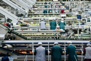 eine Gruppe von Männern in einer Fabrik