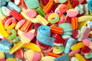Deliciosos caramelos de gelatina de colores como fondo de la vista superior